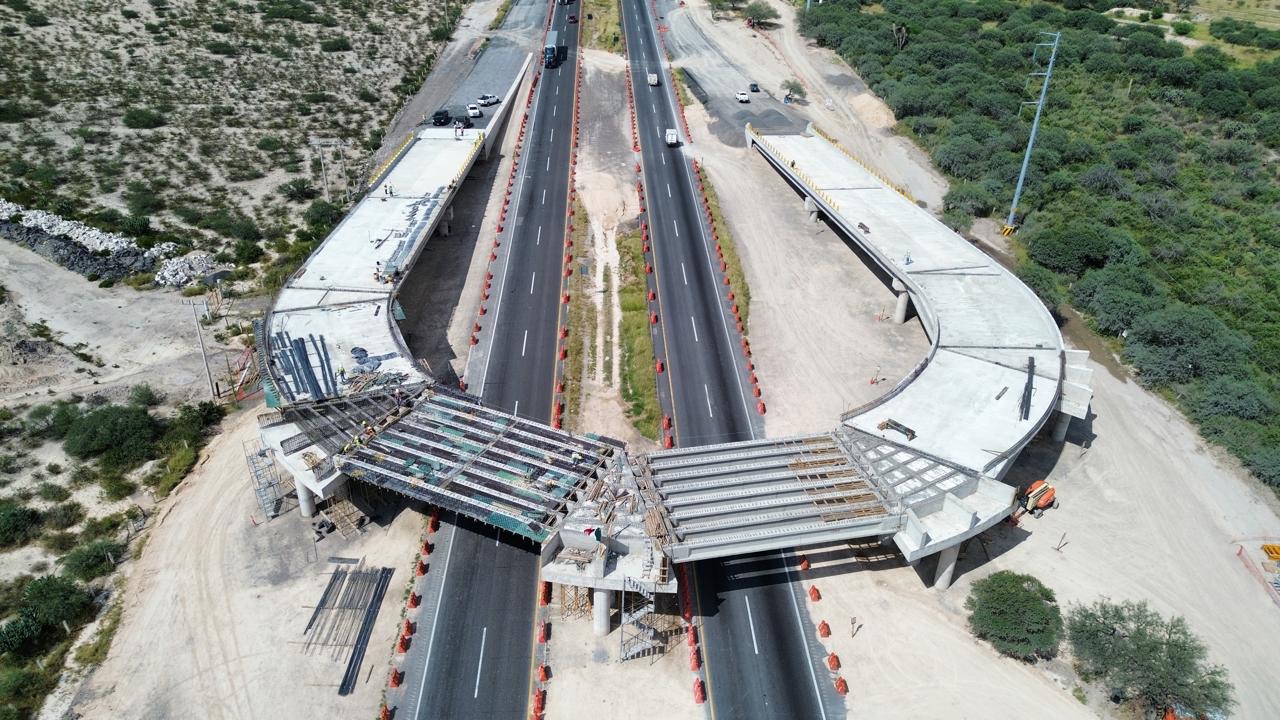 Vista aérea de obras de infraestructura carretera en San Luis Potosí.