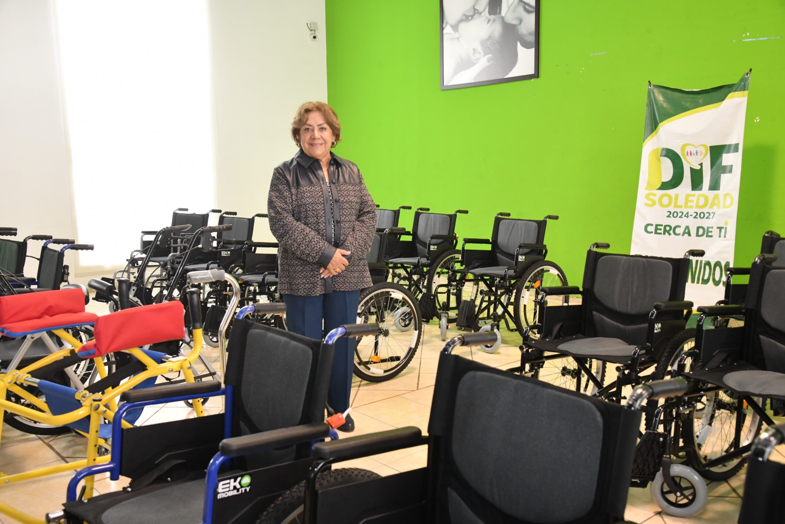 María del Pilar Cardona Reyna durante la entrega de sillas de ruedas y apoyos funcionales del DIF Municipal de Soledad.