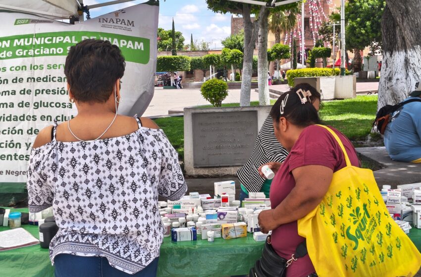  Soledad entrega medicamentos y brinda atención médica gratuita a personas adultas mayores
