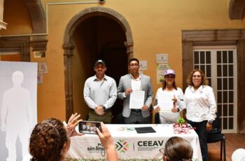 Representantes del Gobierno de San Luis Potosí, colectivos y familiares durante la firma de acuerdos para crear un memorial de personas desaparecidas