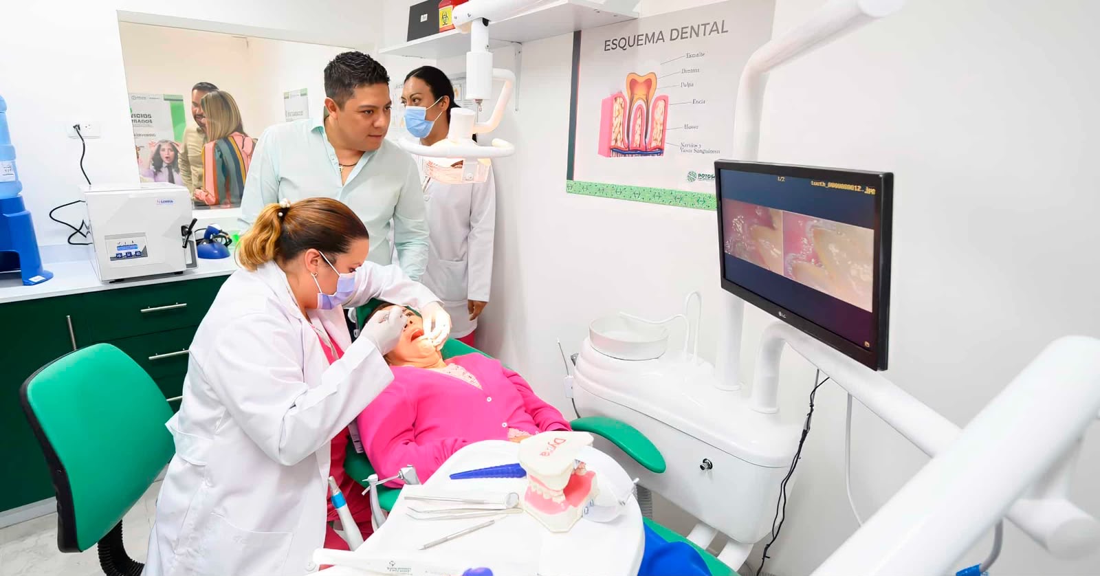 Personal de salud brinda atención odontológica en una de las Clínicas Rosa de San Luis Potosí.