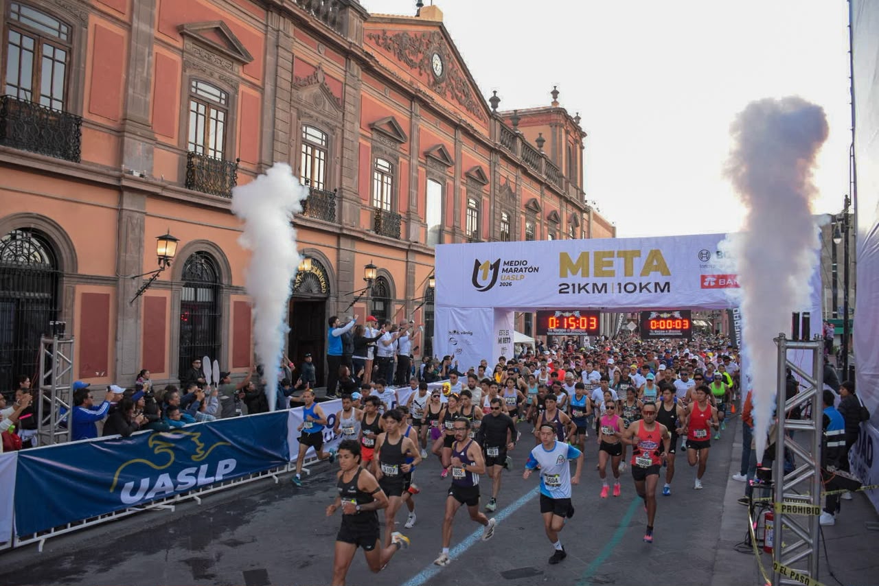 Salida del Medio Maratón UASLP 2026 frente al Edificio Central de la Universidad Autónoma de San Luis Potosí.