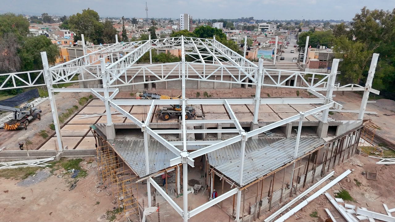 Avance de la construcción del multideportivo con alberca olímpica en la colonia San Antonio, en Soledad de Graciano Sánchez.