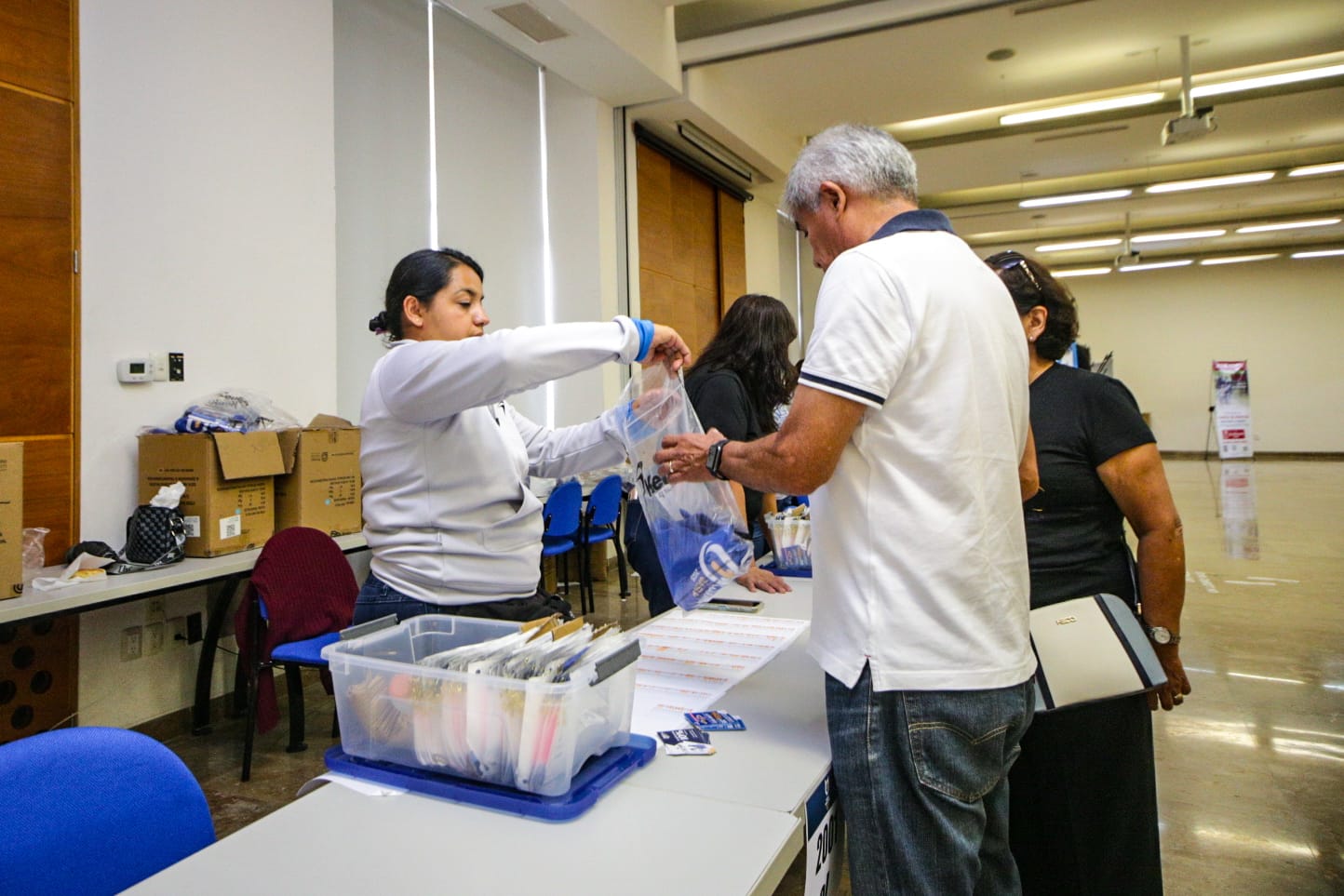 Entrega de kits para participantes del Medio Maratón UASLP en el Centro Cultural Universitario Bicentenario.