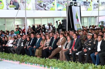 Asistentes al Segundo Informe de Resultados de Soledad de Graciano Sánchez, entre ellos representantes empresariales y autoridades.