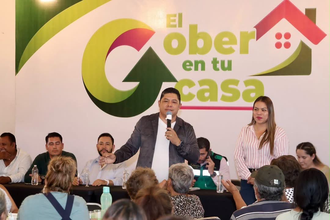 Ricardo Gallardo Cardona presenta el programa “El Gober en tu casa” ante habitantes de San Luis Potosí.