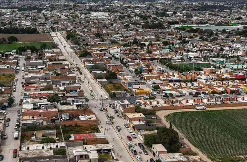  CON PAVIMENTO, ILUMINACIÓN Y SERVICIOS EN AV. PONCIANO ARRIAGA, FAMILIAS SOLEDENSES VIVEN MEJOR