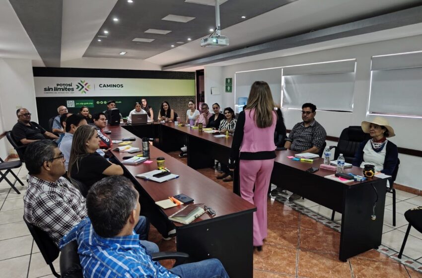  GOBIERNO DEL CAMBIO CAPACITA A PERSONAL PARA BRINDAR UN SERVICIO DE CALIDAD