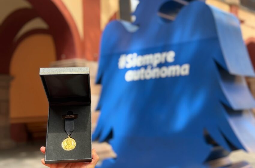  Investigadora de la UASLP recibe Medalla de Oro “Dra. Margarita Chorné y Salazar” del Consejo de Salubridad General