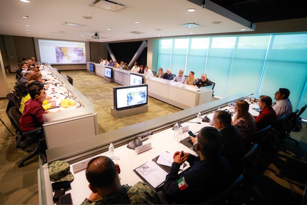Sesión del Consejo Estatal de Protección Civil de Baja California para coordinar acciones preventivas ante el pronóstico de lluvias y fuertes vientos.