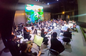 Orquesta Sinfónica de San Luis Potosí durante el concierto por el 259 aniversario de Soledad de Graciano Sánchez en el Teatro Doroteo Arango.