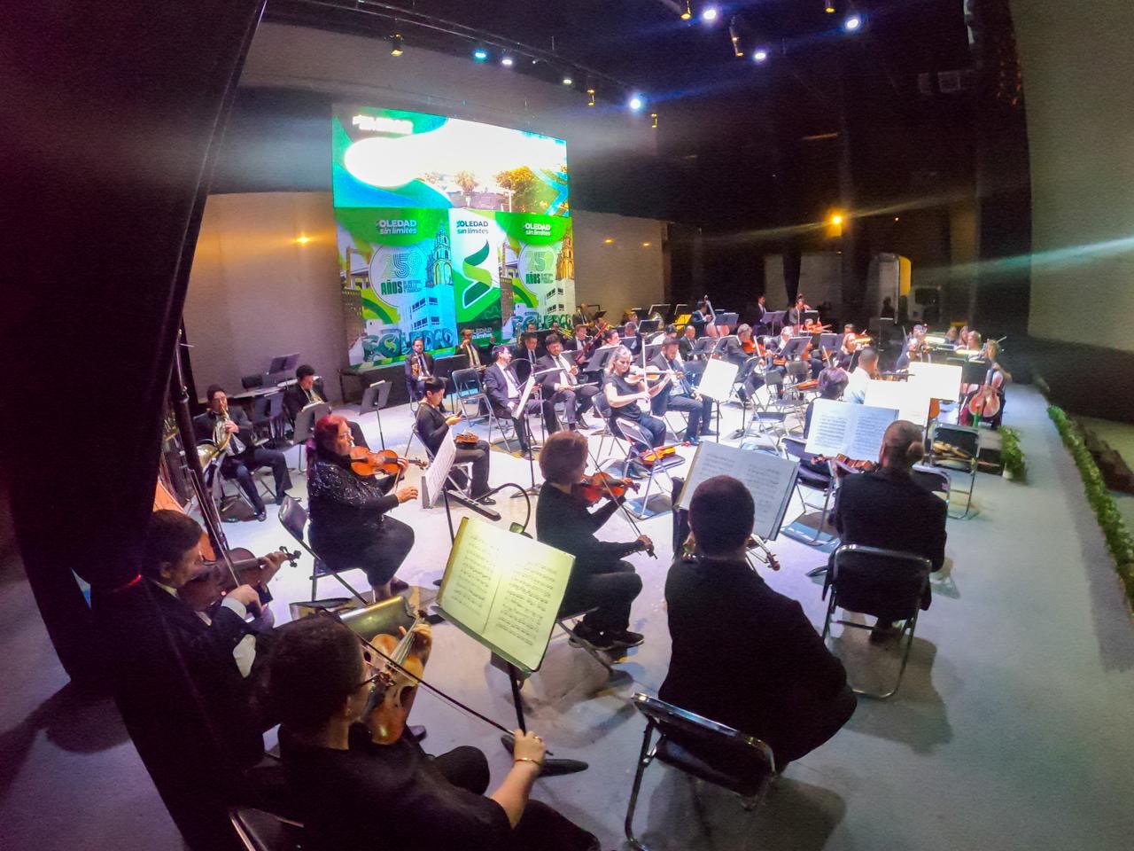 Orquesta Sinfónica de San Luis Potosí durante el concierto por el 259 aniversario de Soledad de Graciano Sánchez en el Teatro Doroteo Arango.