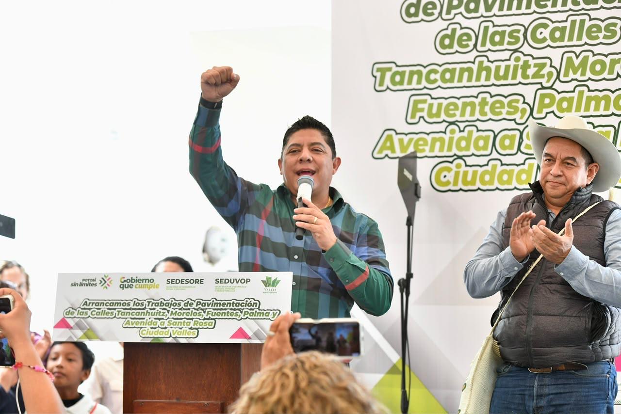 Ricardo Gallardo Cardona durante el anuncio de obras de rehabilitación y pavimentación de cinco calles en Ciudad Valles.