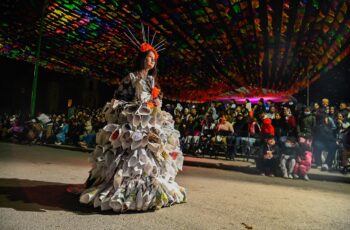 Participante con vestido elaborado con materiales reutilizados durante el Desfile Xantolo 2026, ante familias reunidas en Soledad de Graciano Sánchez.