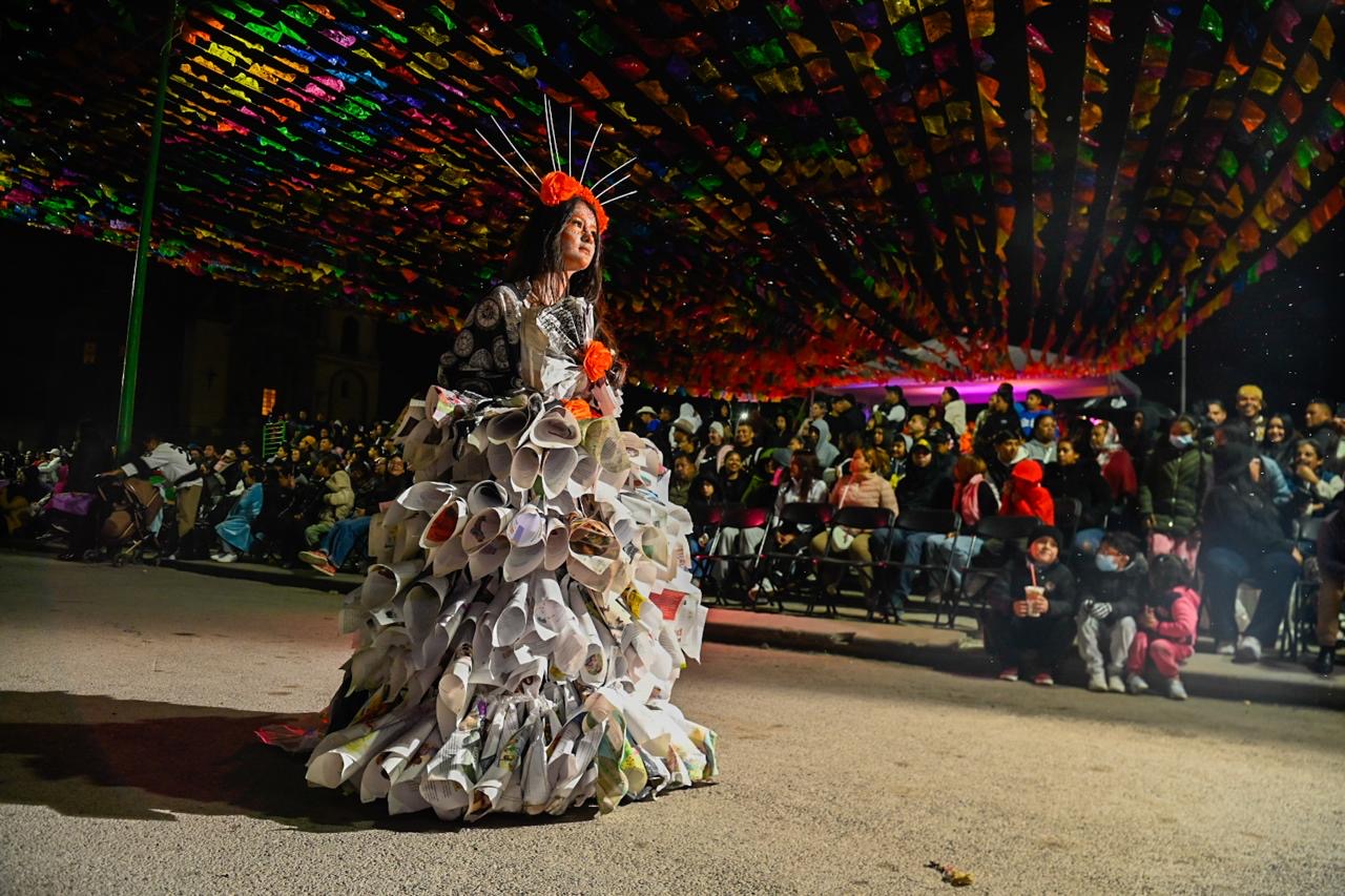 Participante con vestido elaborado con materiales reutilizados durante el Desfile Xantolo 2026, ante familias reunidas en Soledad de Graciano Sánchez.
