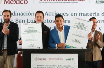 Firma del convenio de coordinación entre el Gobierno de San Luis Potosí y autoridades federales para el proyecto de tren de pasajeros.