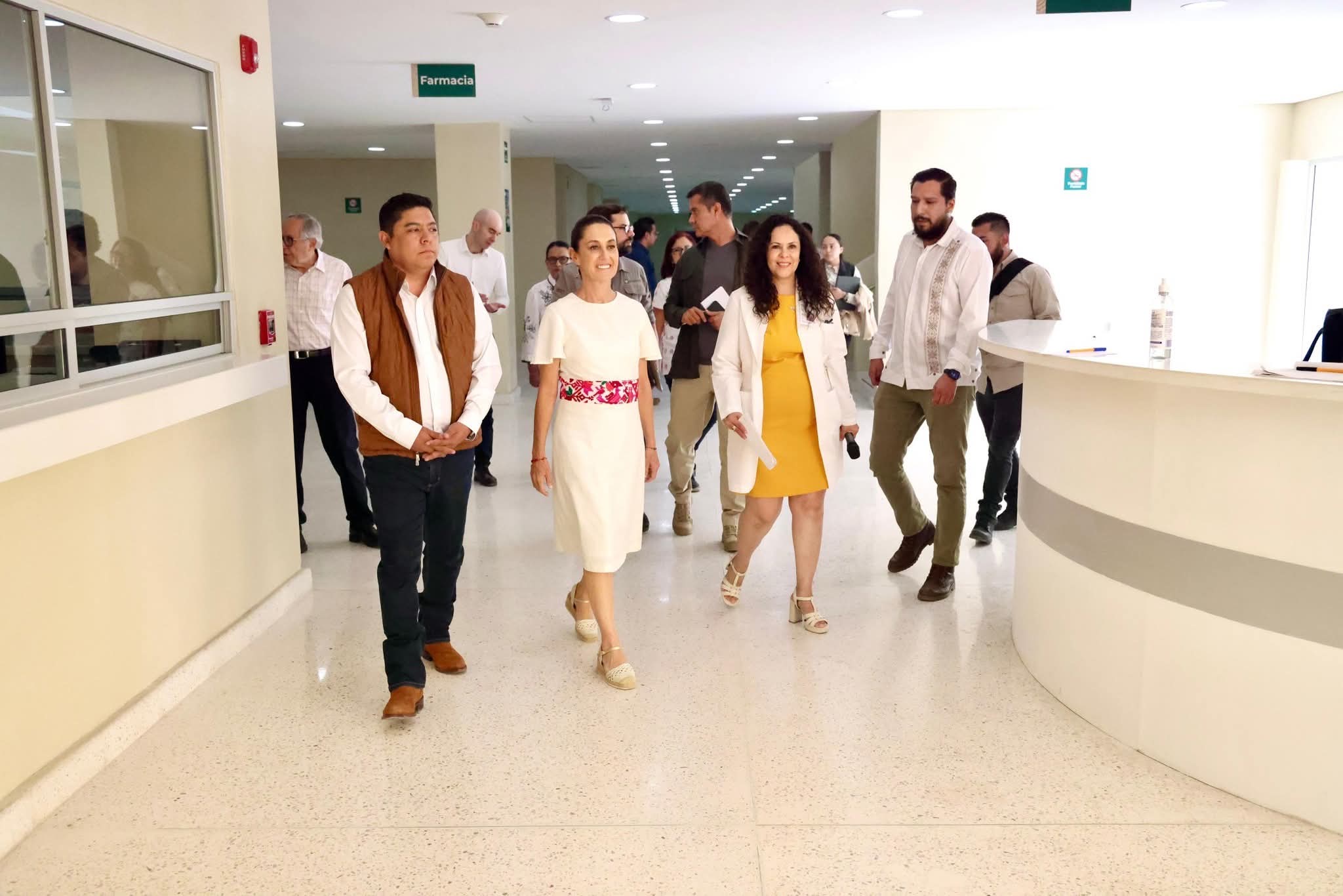 Recorrido de autoridades estatales y de salud por instalaciones médicas en San Luis Potosí.
