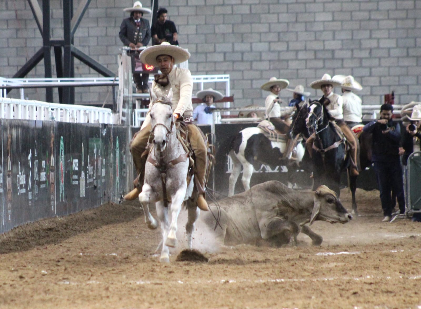 Charro a caballo durante una suerte con ganado en el Campeonato Nacional de Charrería celebrado en la Arena Potosí.