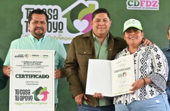 Entrega de certificados del programa Tu Casa Tu Apoyo en un acto público de San Luis Potosí.