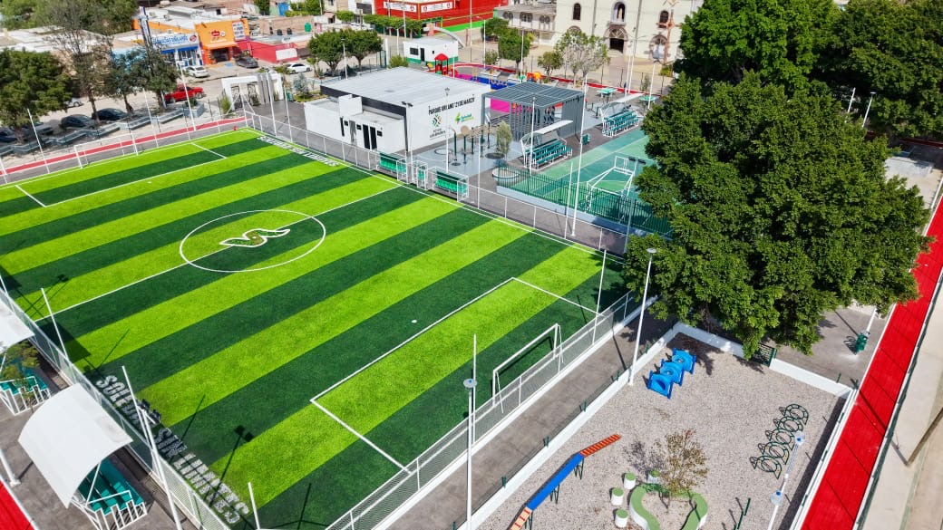 Vista aérea de una cancha de fútbol 7 de pasto sintético y áreas recreativas del Parque Urbano 21 de Marzo en Soledad de Graciano Sánchez.