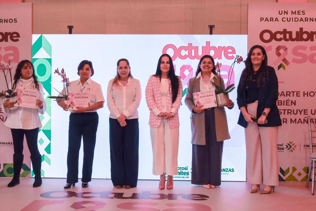 Participantes en un acto de sensibilización sobre el cáncer de mama reciben reconocimientos durante una actividad del Gobierno de San Luis Potosí.