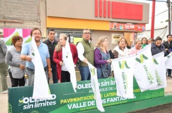 Autoridades municipales y vecinos durante el inicio de obras de pavimentación en el bulevar Valle de los Fantasmas, Soledad de Graciano Sánchez.