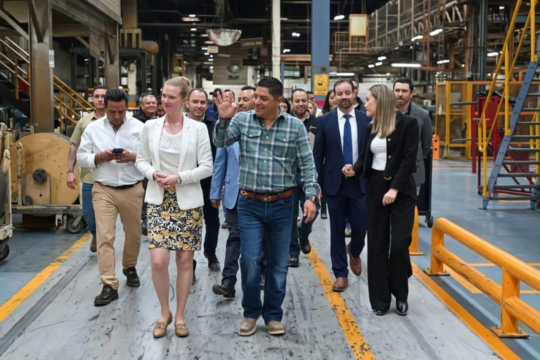 Recorrido por una planta industrial en San Luis Potosí durante una visita de autoridades estatales.