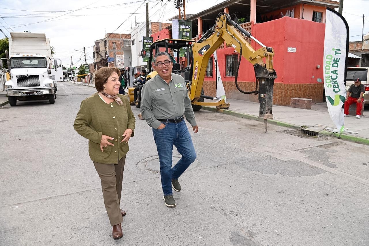 Autoridades municipales recorren una calle de Soledad de Graciano Sánchez junto a maquinaria para obras viales.