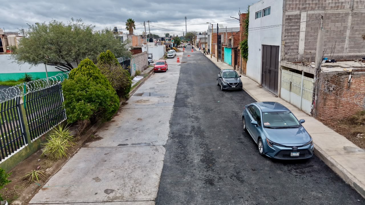 Trabajos de pavimentación en la lateral del bulevar Valle de los Fantasmas, en Soledad de Graciano Sánchez.