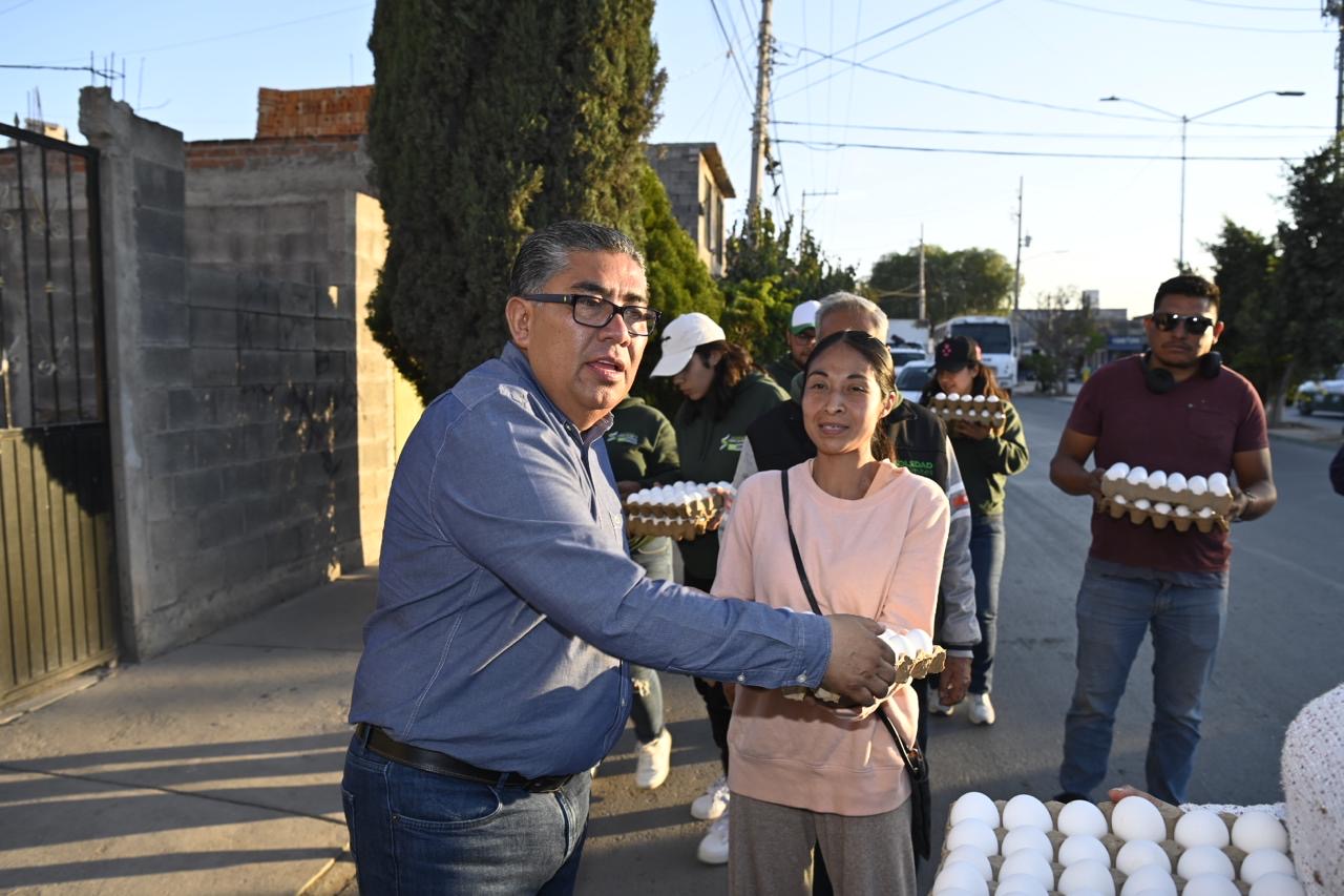 Entrega de paquetes de huevo del programa Apoyo Alimentario Casa por Casa en Soledad de Graciano Sánchez.
