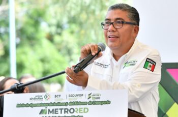 Juan Manuel Navarro Muñiz, alcalde de Soledad de Graciano Sánchez, habla ante un micrófono durante un acto público.
