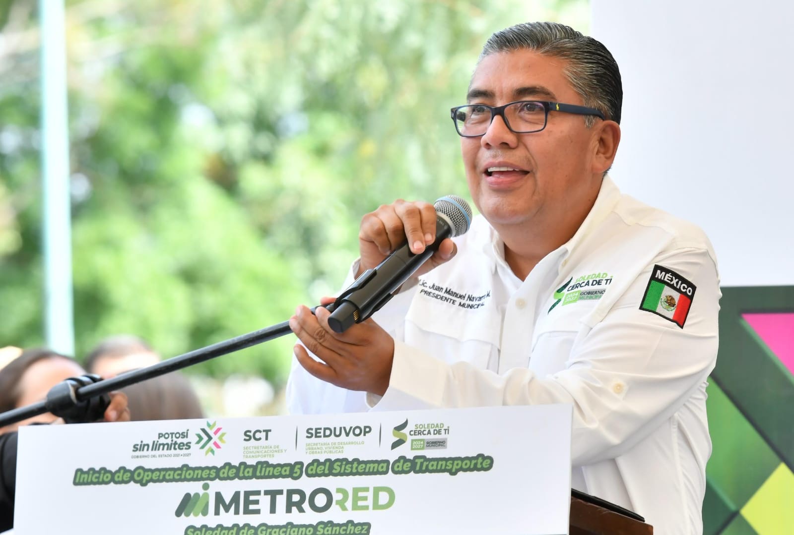 Juan Manuel Navarro Muñiz, alcalde de Soledad de Graciano Sánchez, habla ante un micrófono durante un acto público.