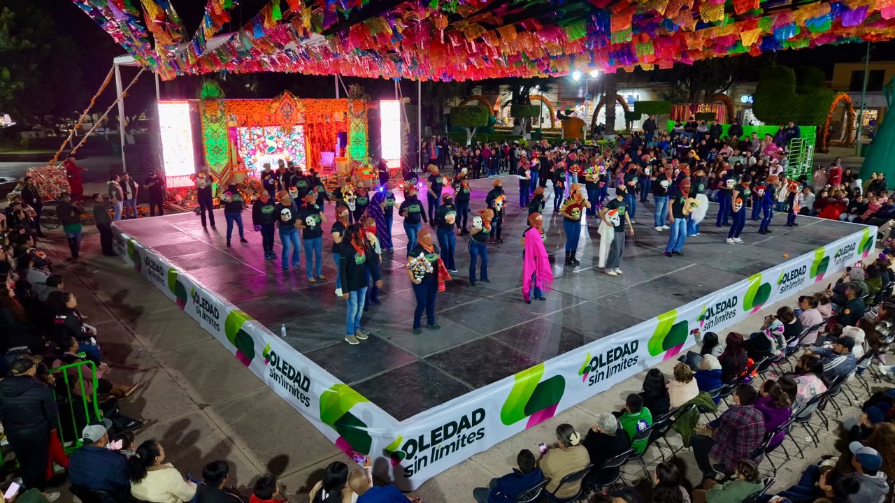 Comparsas de Xantolo se presentan ante familias reunidas en la Plaza principal de Soledad de Graciano Sánchez durante las celebraciones de Día de Muertos.