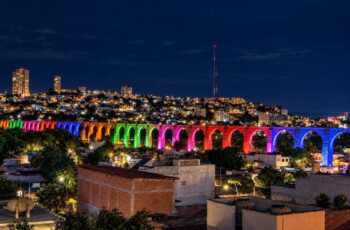 Vista nocturna de la ciudad de Querétaro con el acueducto iluminado.