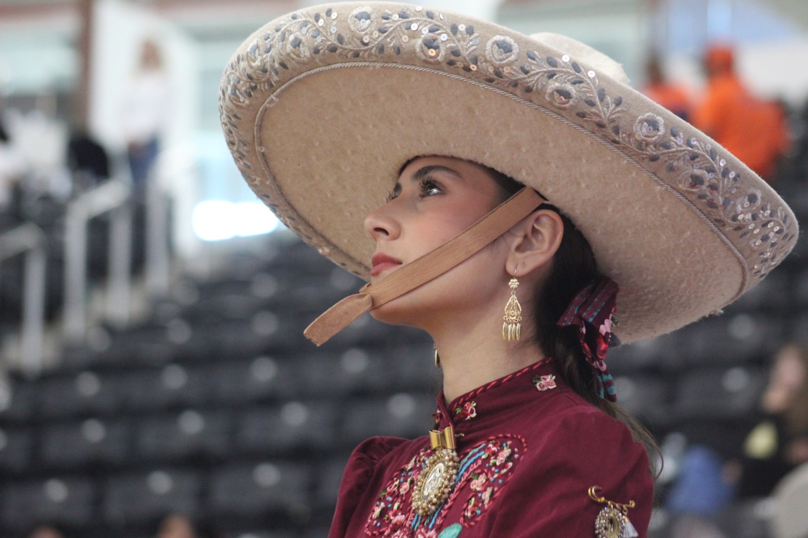 Integrante de escaramuza charra con sombrero bordado y vestimenta tradicional durante el Campeonato Nacional de Charrería en la Arena Potosí.