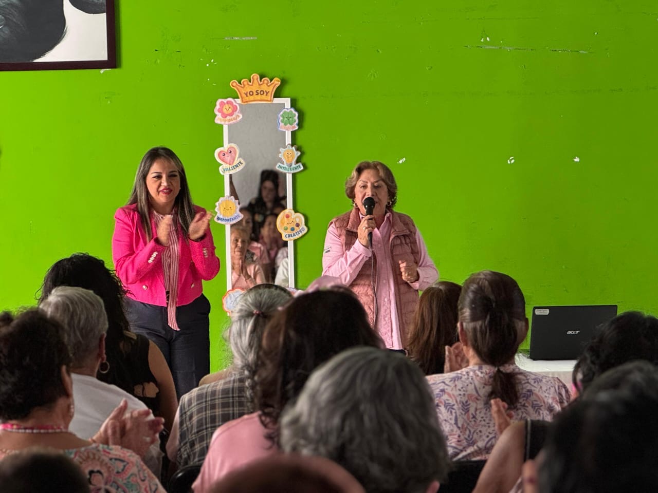 Actividad del DIF Municipal de Soledad para promover la prevención y detección oportuna del cáncer de mama.