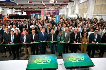 Inauguración de Expo Potosí Industrial 2026 en el Centro de Negocios Potosí, con representantes empresariales y autoridades.