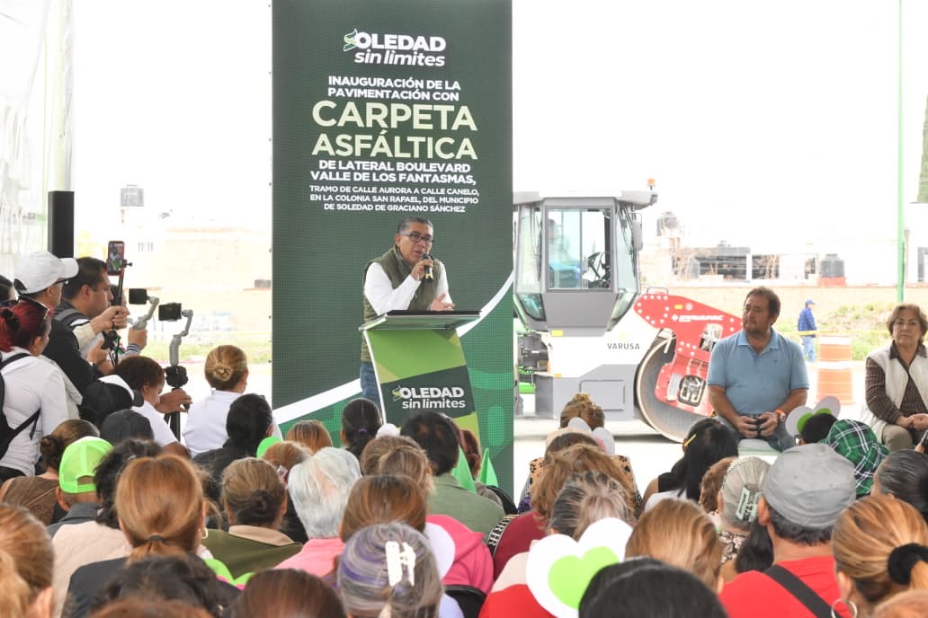 Juan Manuel Navarro Muñiz habla durante un acto municipal de inauguración de pavimentación en Soledad de Graciano Sánchez.