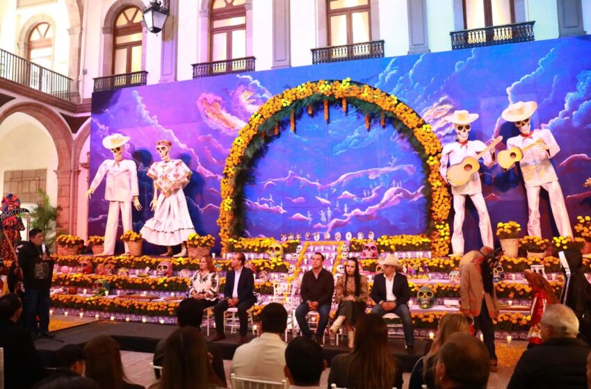  Inauguran altar monumental de siete niveles en Palacio de Gobierno de San Luis Potosí por Día de Muertos