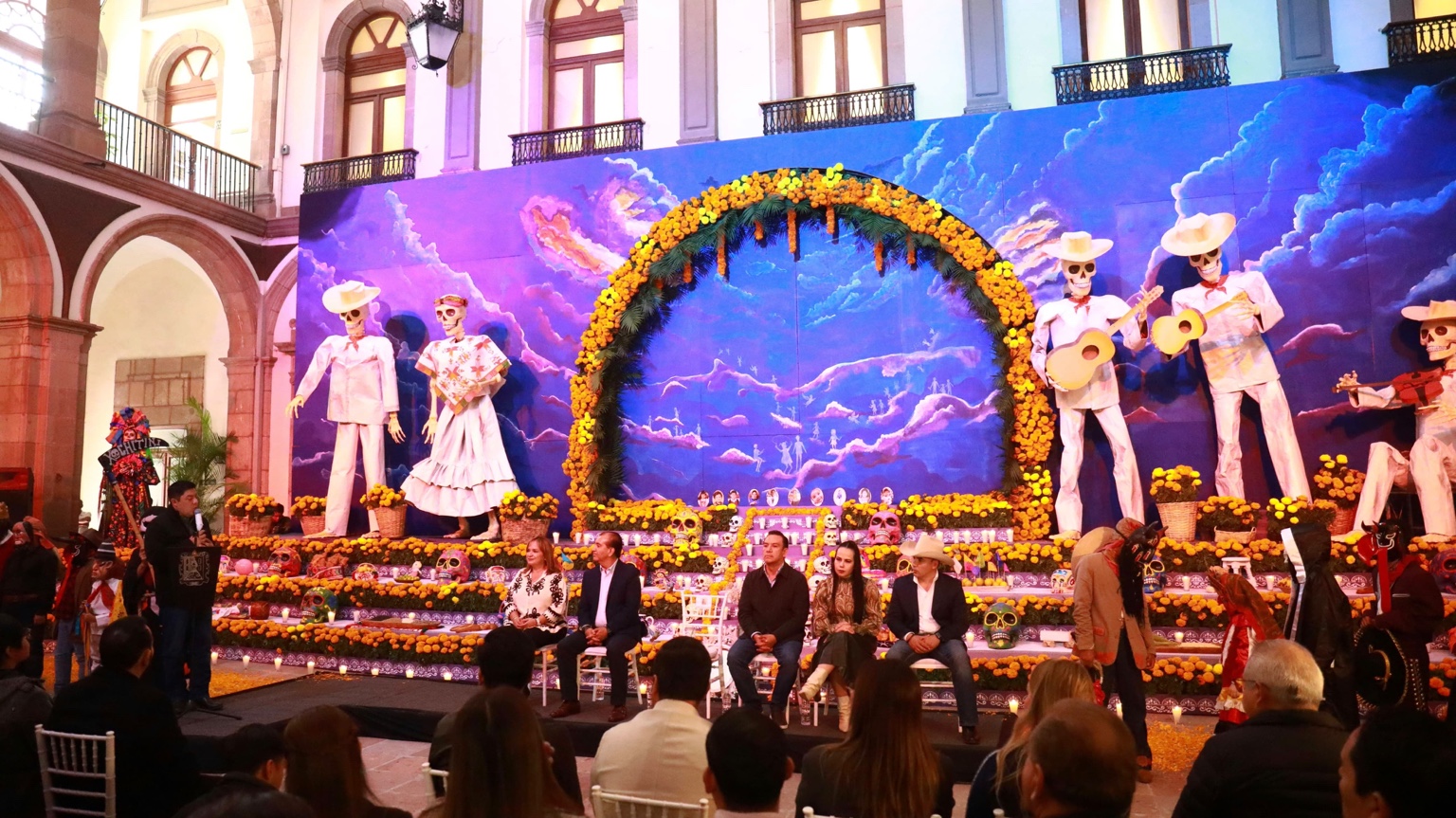 Altar monumental de Día de Muertos con flores de cempasúchil y figuras tradicionales en el Palacio de Gobierno de San Luis Potosí.