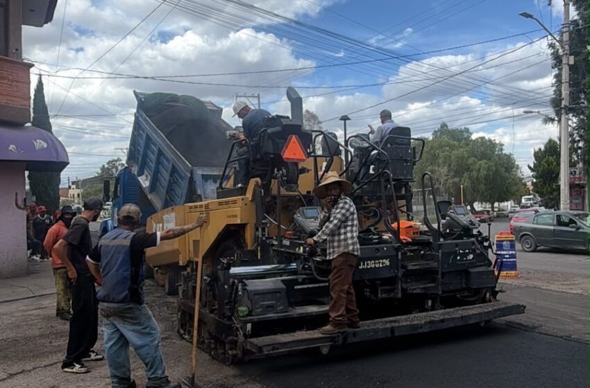  Gobierno estatal realiza bacheo y mantenimiento de espacios públicos en colonias de la capital potosina