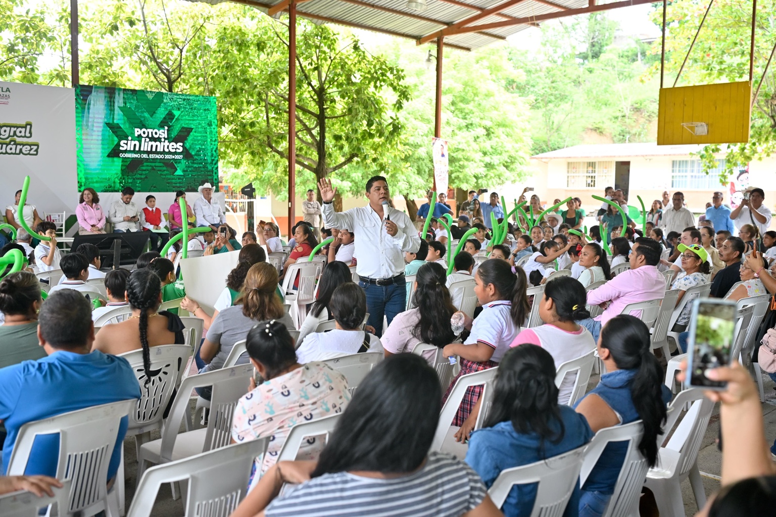 Ricardo Gallardo Cardona dirige un mensaje a estudiantes y familias durante el inicio de la rehabilitación de la Escuela Primaria Margarita Maza de Juárez en Axtla de Terrazas.