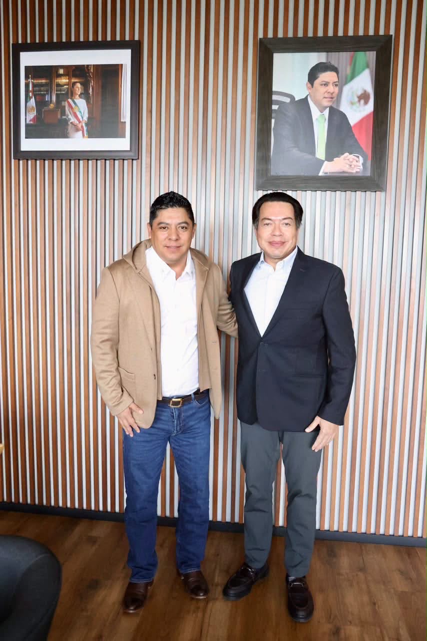 Mario Delgado Carrillo y Ricardo Gallardo Cardona durante una reunión sobre política educativa en San Luis Potosí.