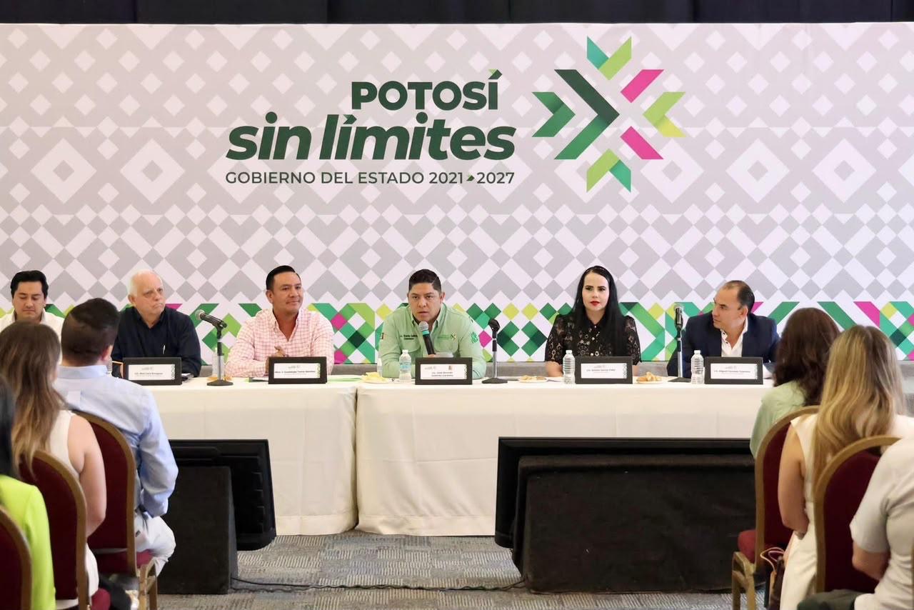Funcionarios del Gobierno de San Luis Potosí durante una reunión institucional previa a las comparecencias ante el Congreso del Estado.