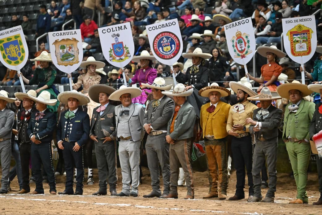 Participantes del LXXXII Campeonato Nacional Charro 2026 durante la inauguración de competencias en la Arena Potosí.