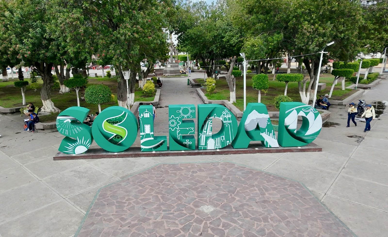 Letras monumentales de Soledad de Graciano Sánchez en una plaza arbolada del municipio.