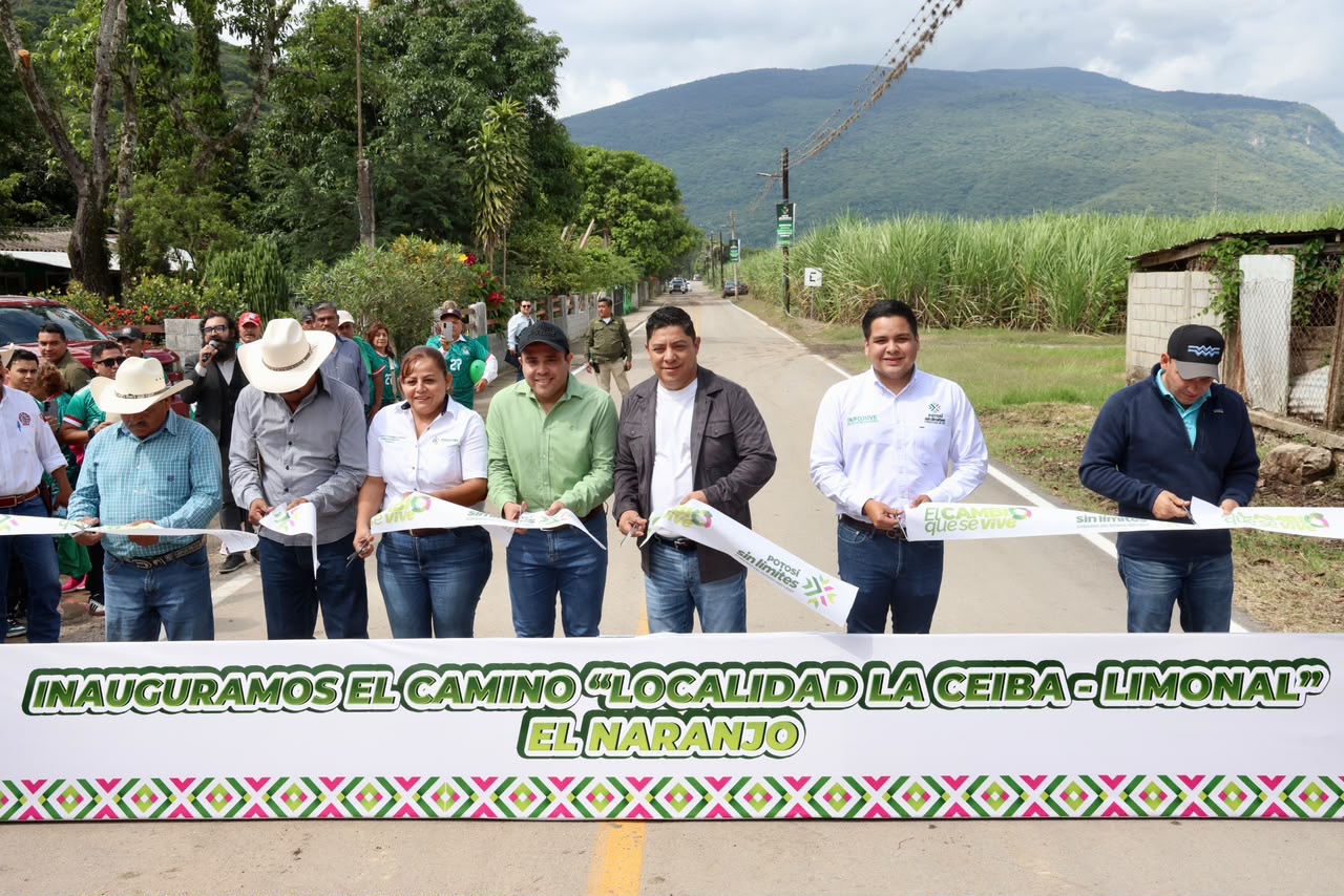 Autoridades estatales y municipales inauguran el camino La Ceiba–El Limonal en El Naranjo, San Luis Potosí, durante un corte de listón.
