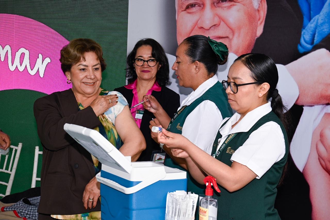 Personal de salud prepara una vacuna contra influenza o COVID-19 durante el inicio de la campaña Vacunar es Amar en Soledad de Graciano Sánchez.