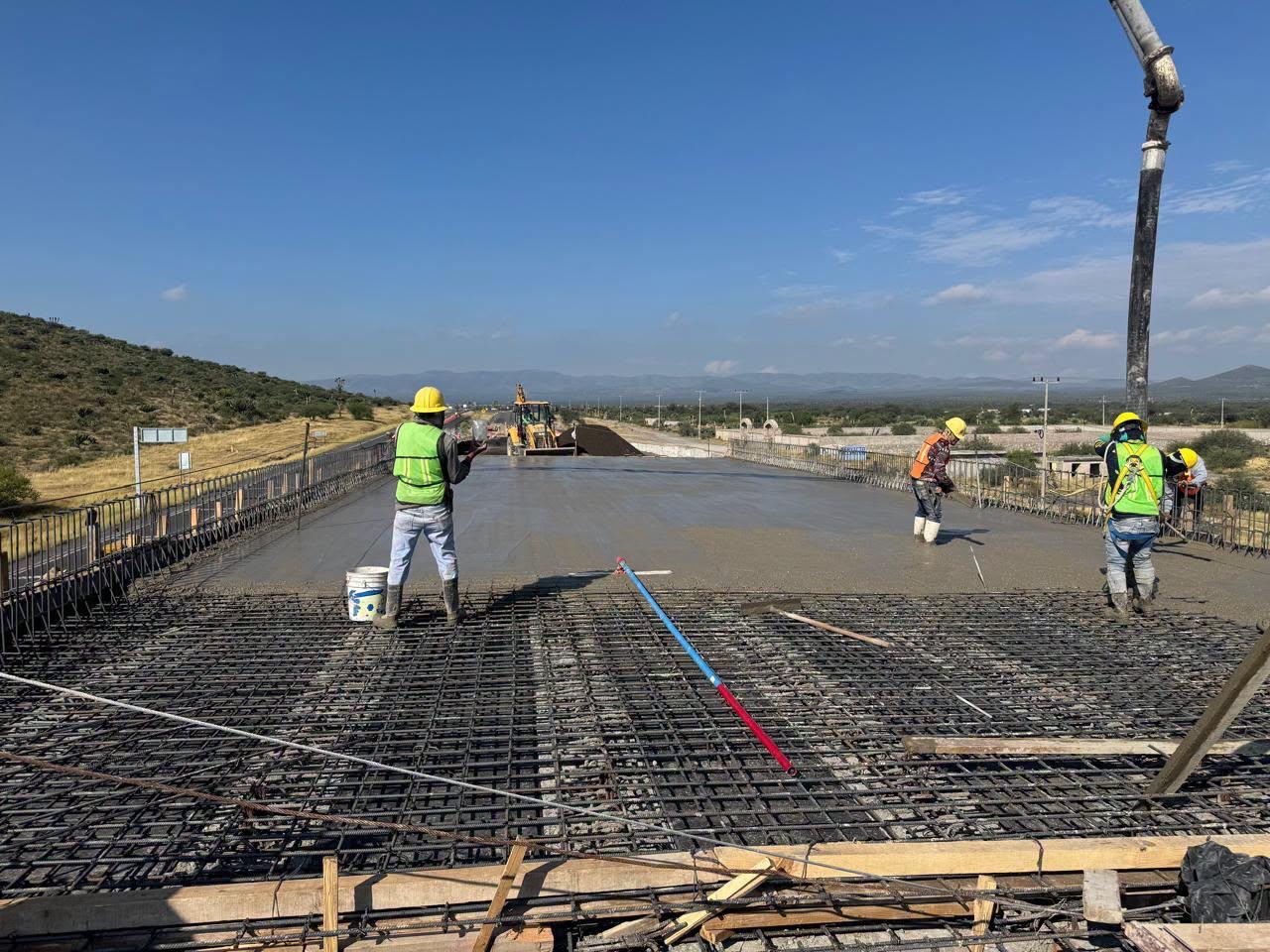 Trabajadores realizan labores de construcción en una obra vial de San Luis Potosí.