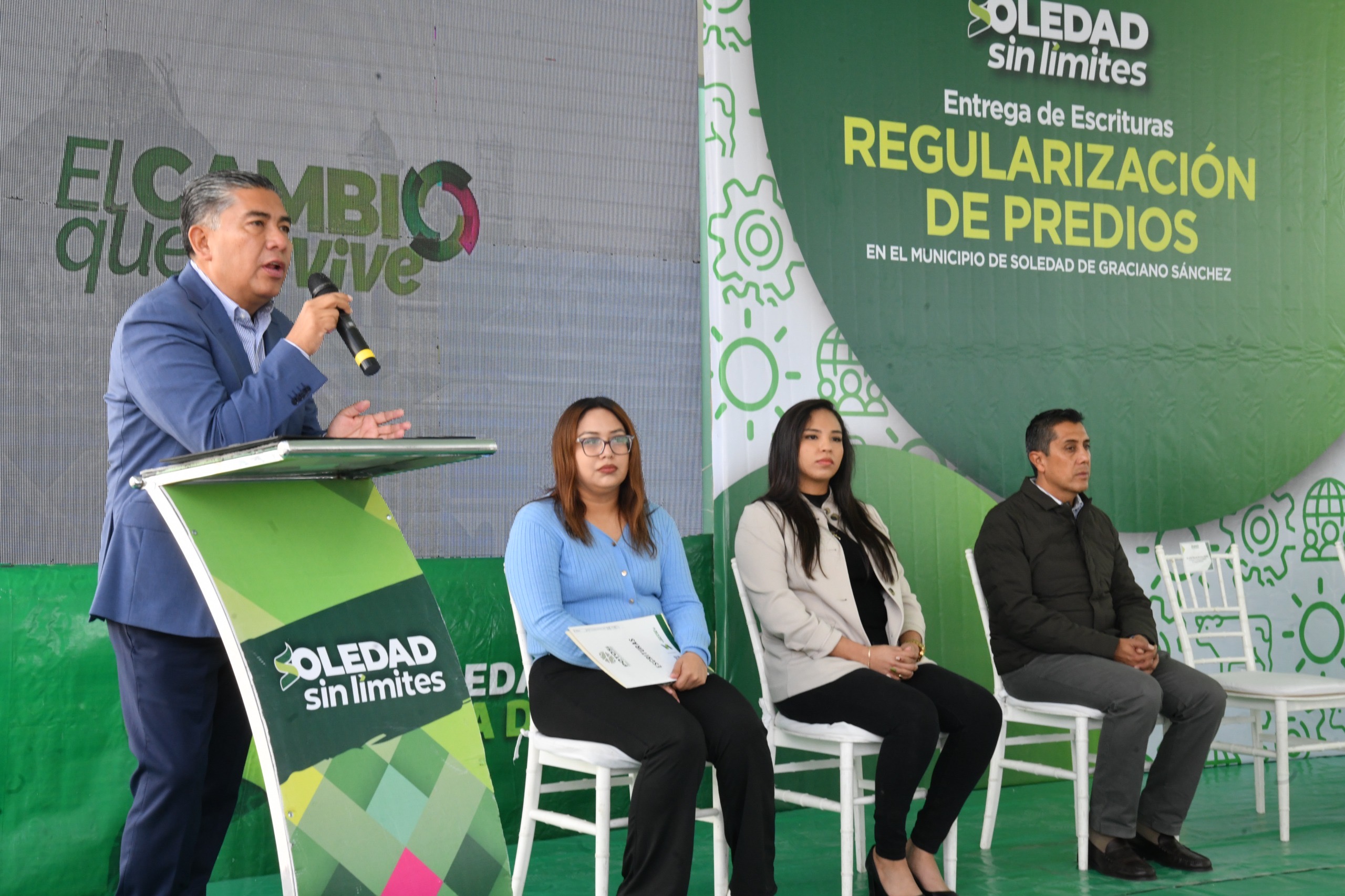 El alcalde Juan Manuel Navarro Muñiz participa en un acto de entrega de escrituras en Soledad de Graciano Sánchez.